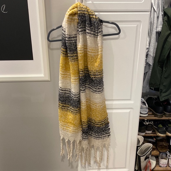 Ardene Scarf Never Worn - Picture 2 of 4